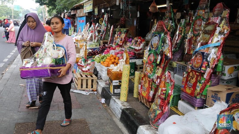 Harga yang dijual sekitar Rp 150.000 hingga Rp 2.000.000 tergantung isi dan besarnya parcel.