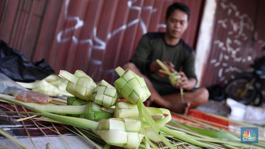 Pedagang Kulit ketupat di kawasan ciputat, Kamis (14/6/2018). (վ/ Andrean Kristianto0