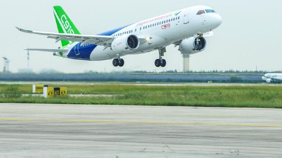 Jet C919 yang dikembangkan di China ini merupakan ambisi kedirgantaraan Beijing dalam pesawat lorong tunggal untuk menyaingi pesawat Boeing Co dan Airbus.