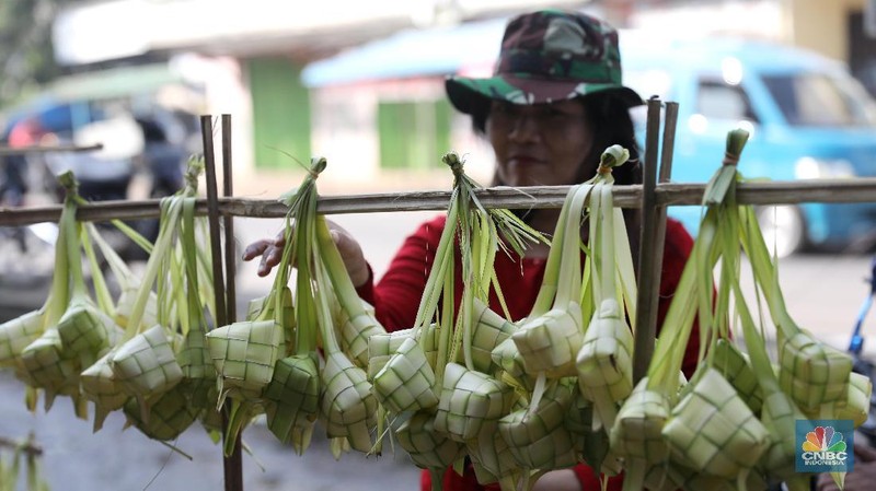 Ketupat menjadi masakan khas bagi warga yang merayakan hari raya idul Fitri.