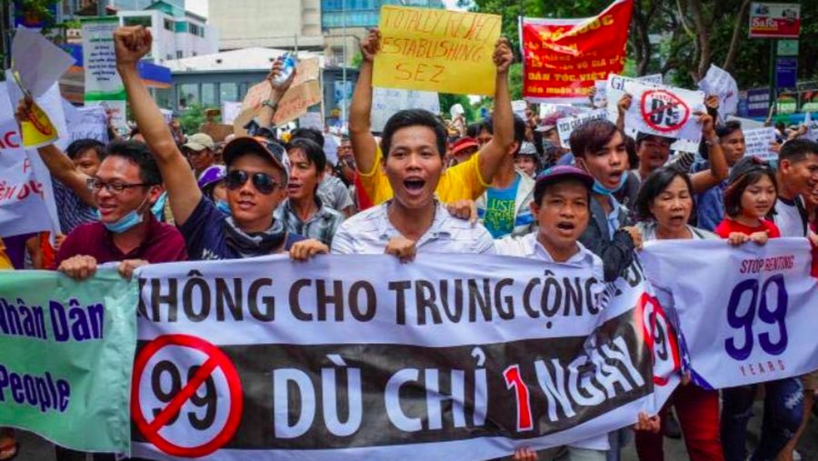 Demonstran menolak rencana pemerintah Vietnam memberi izin penyewaan lahan hingga 99 tahun bagi investor asing.