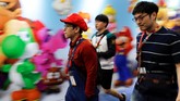 Penggemar gim lawas Nintendo, Mario Bross menggunakan kostum serupa dengan karakter favoritnya di gelaran E3. (REUTERS/Mike Blake)