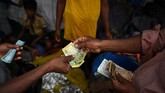 Yosuf mengaku dia melarikan diri bersama istrinya, Sobora Khatun yang sedang hamil sembilan bulan ketika melarikan diri dari Myanmar, setelah dua bulan mendekam di penjara. (REUTERS/Clodagh Kilcoyne)