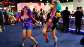 Peserta Rosalia Rohwer dan Jennifer Salenger berdandan sebagai karakter dari permainan Just Dance di E3. (REUTERS/Mike Blake)