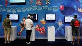Para pengunjung dapat mencoba berbagai permainan yang dipamerkan dan dikenalkan sepanjang gelaran E3. (REUTERS/Mike Blake)
