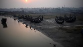 Dengan luas lebih dari 81 hektar, tempat pengeringan ikan menangani sekitar 100 ton ikan setiap hari. Dari mulai musim puncak pengeringan dari September hingga Mei. (REUTERS/Clodagh Kilcoyne)