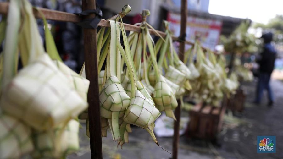 Pedagang Kulit ketupat di kawasan ciputat, Kamis (14/6/2018). (CNBC Indonesia/ Andrean Kristianto0