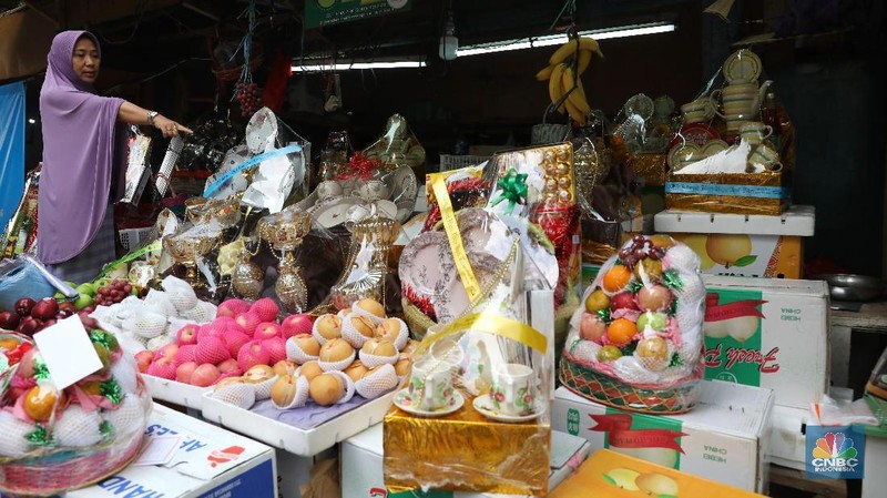 Harga yang dijual sekitar Rp 150.000 hingga Rp 2.000.000 tergantung isi dan besarnya parcel.