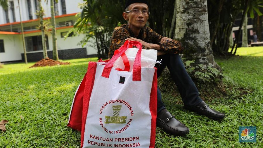 Warga rela mengantre untuk bersilaturahmi sekaligus mengambil kesempatan untuk bertemu serta bersalaman dengan Jokowi.