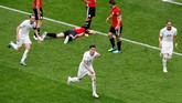 Jose Gimenez mencetak gol sundulan kepala memanfaatkan umpan Carlos Sanchez di menit ke-89. Gol ini membuat Uruguay menang dramatis. (REUTERS/Darren Staples)