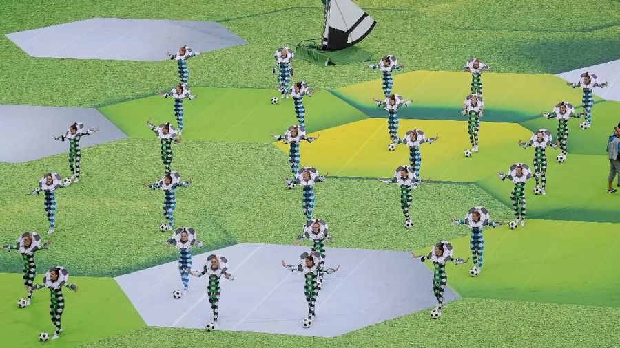 Sekitar 500 penari, pesenam, dan pemain trampolin tampil dalam upacara pembukaan ini.