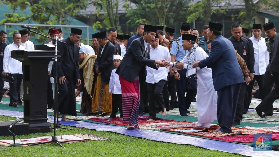 Presiden Joko Widodo berjalan menuju lokasi Salat Idul Fitri 1 Syawal 1439 H di Lapangan Astrid Kebun Raya Bogor, Jawa Barat, Jumat (15/6). Presiden Joko Widodo menunaikan Salat Idul Fitri berjamaah bersama masyarakat yang tinggal di sekitar Kota Bogor, Jawa Barat. (CNBC Indonesia/Andrean Kristianto)