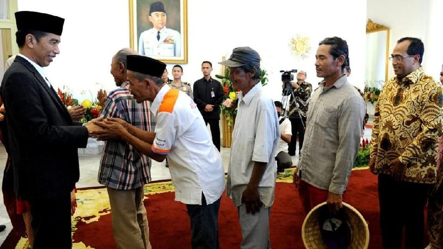 Warga rela mengantre untuk bersilaturahmi sekaligus mengambil kesempatan untuk bertemu serta bersalaman dengan Jokowi.
