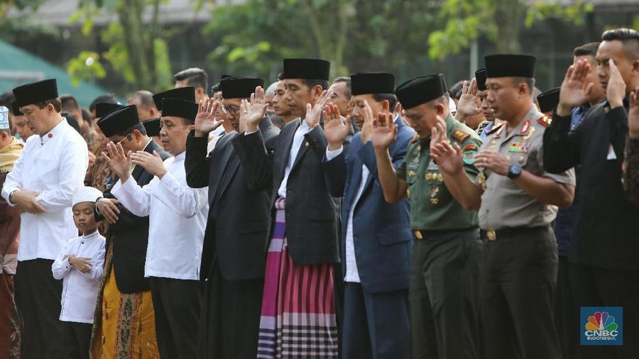 Sekitar dua ribu jamaah mengikuti salat Idulfitri tersebut.