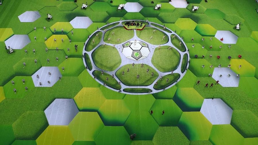 Sekitar 500 penari, pesenam, dan pemain trampolin tampil dalam upacara pembukaan ini.