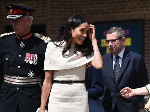 Meghan Markle Pakai Gaun Rp 77 Juta, Netizen: Bajunya Kedodoran Meghan Markle Pakai Gaun Rp 77 Juta, Netizen: Bajunya Kedodoran