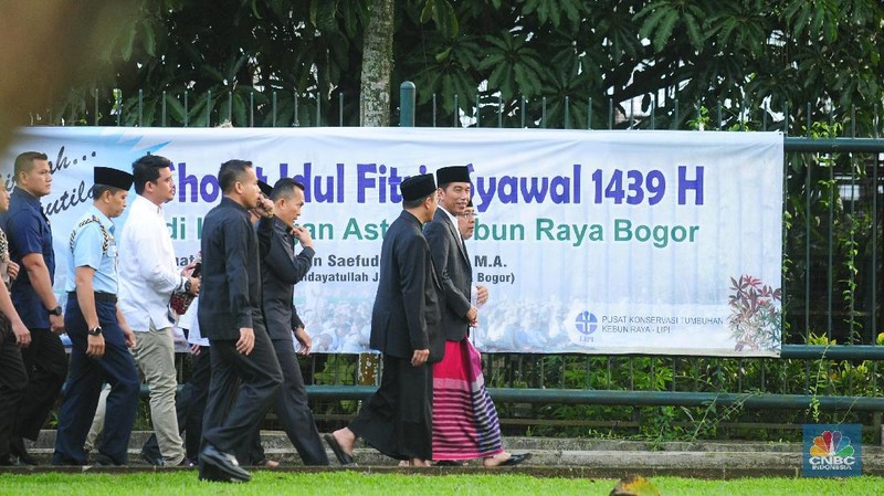 Sekitar dua ribu jamaah mengikuti salat Idulfitri tersebut.