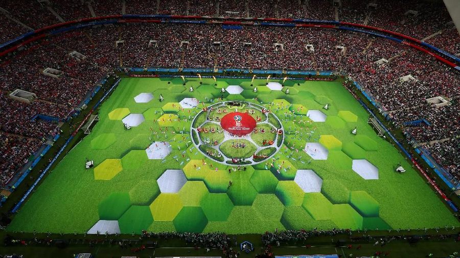 Sekitar 500 penari, pesenam, dan pemain trampolin tampil dalam upacara pembukaan ini.