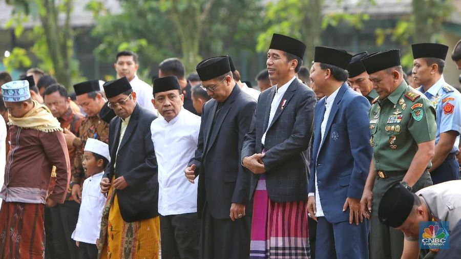 Jokowi Sholat Idul Fitri Bersama Warga bogor Presiden Joko Widodo berjalan menuju lokasi Salat Idul Fitri 1 Syawal 1439 H di Lapangan Astrid Kebun Raya Bogor, Jawa Barat, Jumat (15/6). Presiden Joko Widodo menunaikan Salat Idul Fitri berjamaah bersama masyarakat yang tinggal di sekitar Kota Bogor, Jawa Barat. (CNBC Indonesia/Andrean Kristianto)
