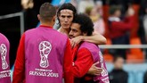 Edinson Cavani terlihat bercengkrama dengan Mohamed Salah seusai pertandingan. Salah tidak dimainkan di laga ini. (REUTERS/Damir Sagolj)