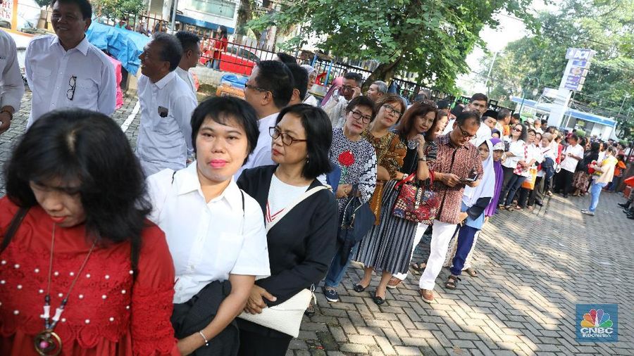 Warga rela mengantre untuk bersilaturahmi sekaligus mengambil kesempatan untuk bertemu serta bersalaman dengan Jokowi.