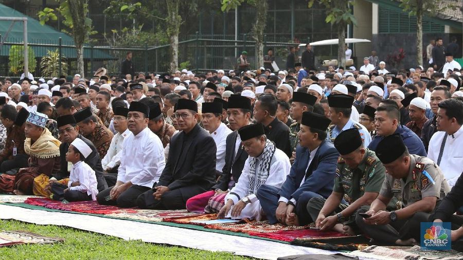 Sekitar dua ribu jamaah mengikuti salat Idulfitri tersebut.