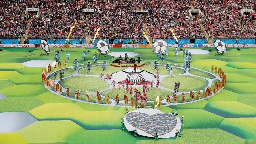 Sekitar 500 penari, pesenam, dan pemain trampolin tampil dalam upacara pembukaan ini.