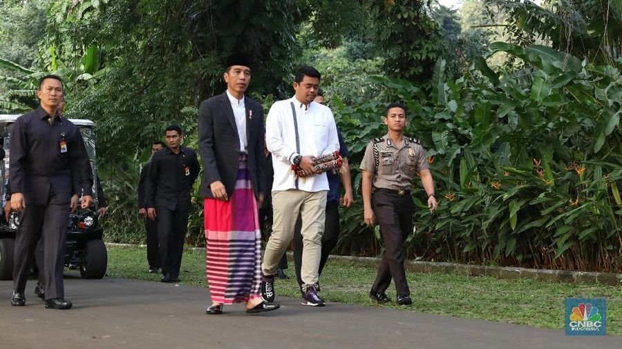 Sekitar dua ribu jamaah mengikuti salat Idulfitri tersebut.