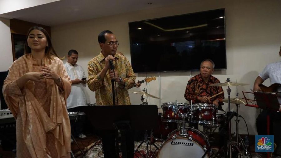 Beberapa lagu yang mereka bawakan antara lain Bento dari Iwan fals, Have You Ever Seen The Rain dari Creedence Clearwater Revival, dan Ku Tak Bisa dari Slank.