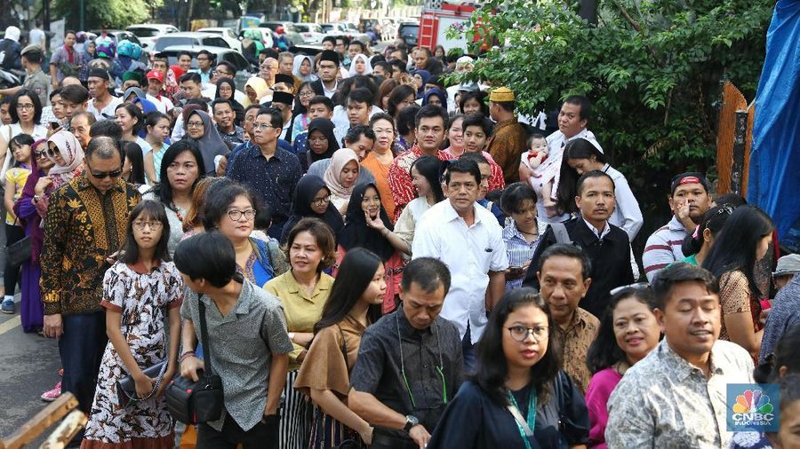 Warga rela mengantre untuk bersilaturahmi sekaligus mengambil kesempatan untuk bertemu serta bersalaman dengan Jokowi.