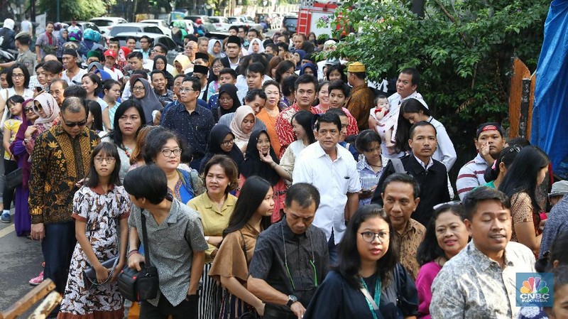 Warga rela mengantre untuk bersilaturahmi sekaligus mengambil kesempatan untuk bertemu serta bersalaman dengan Jokowi.