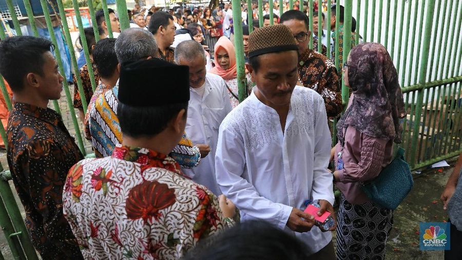 Warga rela mengantre untuk bersilaturahmi sekaligus mengambil kesempatan untuk bertemu serta bersalaman dengan Jokowi.