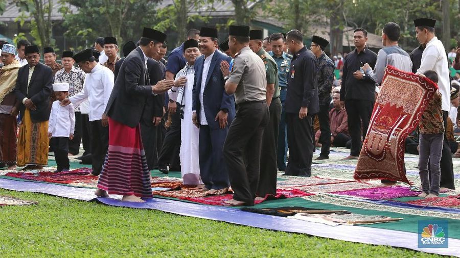 Sekitar dua ribu jamaah mengikuti salat Idulfitri tersebut.