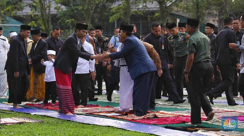 Sekitar dua ribu jamaah mengikuti salat Idulfitri tersebut.