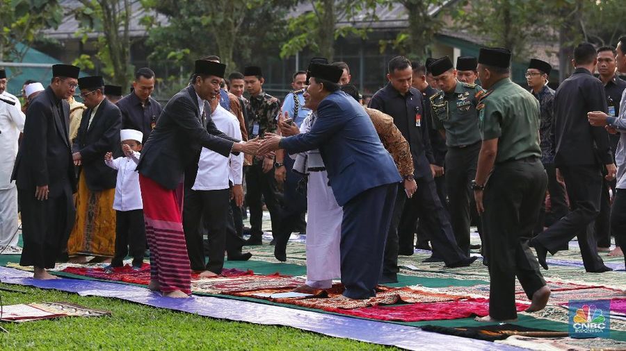 Agus Harimurti Yudhoyono datang mengenakan baju batik biru.