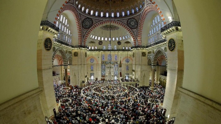 Worshippers pray during the first day celebration of Eid al Fitr at Suleymaniye Mosque in Istanbul, Turkey, June 15, 2018. REUTERS/Huseyin Aldemir     TPX IMAGES OF THE DAY