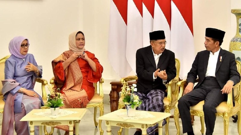 Warga rela mengantre untuk bersilaturahmi sekaligus mengambil kesempatan untuk bertemu serta bersalaman dengan Jokowi.