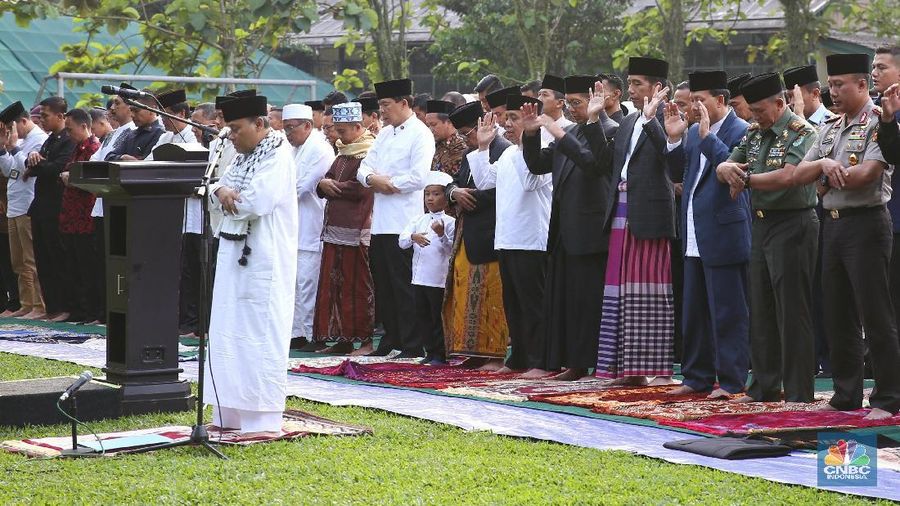 Sekitar dua ribu jamaah mengikuti salat Idulfitri tersebut.