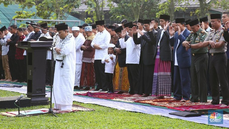 Sekitar dua ribu jamaah mengikuti salat Idulfitri tersebut.