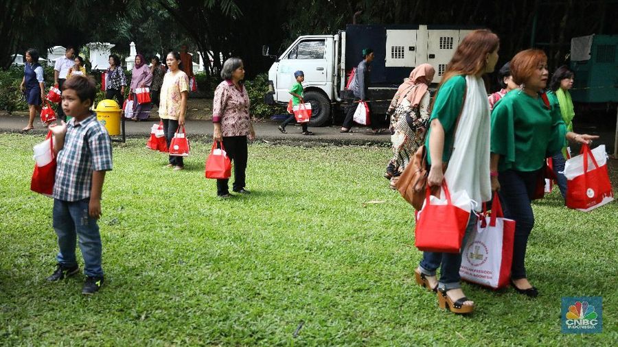Warga rela mengantre untuk bersilaturahmi sekaligus mengambil kesempatan untuk bertemu serta bersalaman dengan Jokowi.