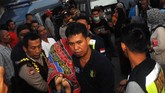 Anggota kepolisian mengangkat jenazah salah satu korban kapal motor Arista yang tenggelam di Rumah Sakit Jala Ammari, Makassar, Sulawesi Selatan, Rabu (13/6). (ANTARA FOTO/Abriawan Abhe/foc/18.)