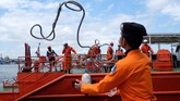 Tim SAR gabungan mengevakuasi korban kapal motor Arista yang berhasil ditemukan menggunakan kapal KN Antasena Basarnas bersandar di Pelabuhan Paotere, Makassar, Sulawesi Selatan, Sabtu (16/6). (ANTARA FOTO/Sahrul Manda Tikupadang/hp/18)