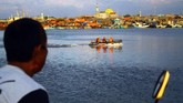 Tim Basarnas Makassar menuju di Dermaga Pelabuhan Rakyat Paotere usai melakukan pencarian korban KM Arista, Jumat (15/6). Pencarian korban di hari ketiga dinyatakan nihil, dan data terbaru menyebut jumlah korban hilang dua orang, selamat 55 orang dan meninggal dunia 16 orang. (ANTARA FOTO/Darwin Fatir/foc/18)