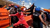 Data terakhir, korban selamat 55 orang, meninggal dunia 17 orang dan satu orang masih dalam pencarian. Mayoritas korban adalah perempuan dan anak-anak. (ANTARA FOTO/Sahrul Manda Tikupadang/hp/18)