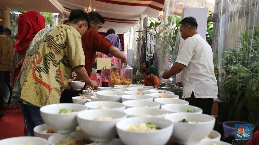 Kegembiraan terpancar dari wajah para tamu karena dapat saling bertemu dan juga sebagi ajang silaturahmi di momen lebaran ini.