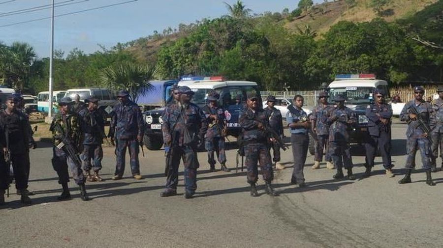 Massa bersenjata mengamuk, membakar sebuah pesawat, menjarah gudang dan membakar bangunan.