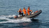 Pencarian hari ke empat korban Kapal Motor Arista, berhasil menemukan satu korban yang mengapung di perairan Makassar. Data terakhir, korban selamat 55 orang, meninggal dunia 17 orang dan satu orang masih dalam pencarian. (ANTARA FOTO/Sahrul Manda Tikupadang/aww/18.)
