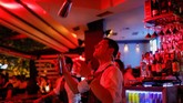 Seorang pramutama bar di kota Skopje, Republik Makedonia Utara, sedang membuat cocktails untuk pengunjung. (REUTERS/Marko Djurica)