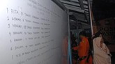 Keluarga korban kapal motor Arista yang tenggelam mencari info di Rumah Sakit Jala Ammari, Makassar, Sulawesi Selatan, Rabu (13/6). (ANTARA FOTO/Abriawan Abhe/foc/18.)