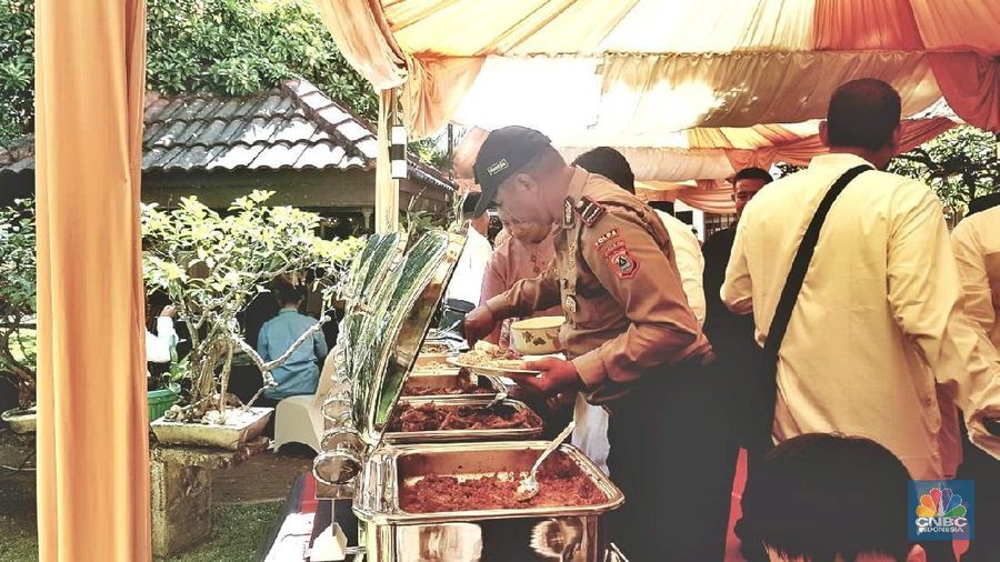 Wakil Presiden Jusuf Kalla (JK) mudik ke kampung halamannya di Makassar dan menggelar Halalbihalal dengan warga.